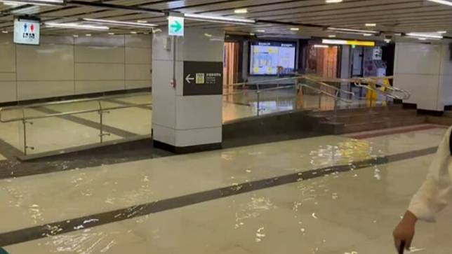 台北車站和機捷的站內連通入口淹水，慘變游泳池。翻攝自記者爆料網