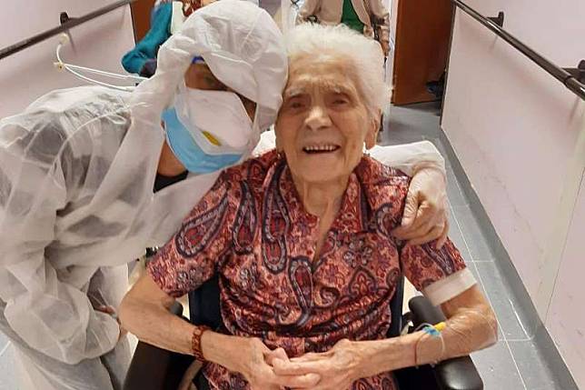 104歲的義大利人瑞札努索（Ada Zanusso）是全球最年長的新冠肺炎痊癒者。（AP）