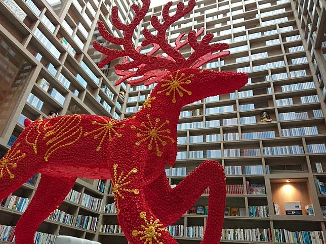 ▲大地酒店大門的裝置藝術，以顯眼紅色為基調的耶誕老人與麋鹿，搭配白色雪花的點綴，充滿歡樂的耶誕氣氛。（圖/大地酒店）