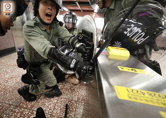 8月31日港鐵太子站發生嚴重衝突，警方當晚於站內拘捕多人。