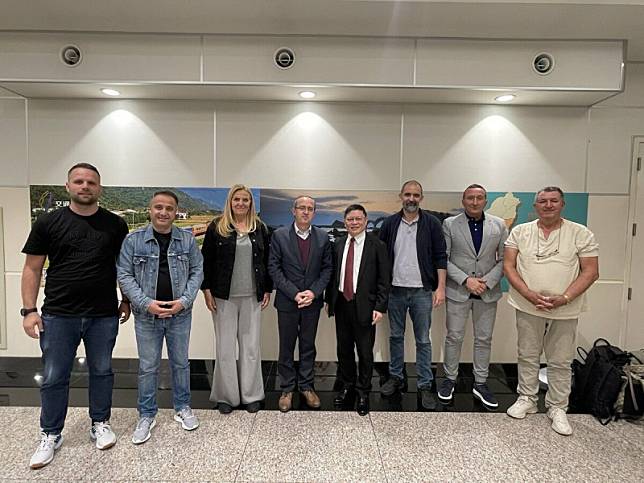 科索沃前總理霍蒂（左四）率領國會跨黨派議員及重要企業一行7人訪台，外交部歐洲司副司長林主恩（右四）到機場歡迎。 圖：外交部/提供