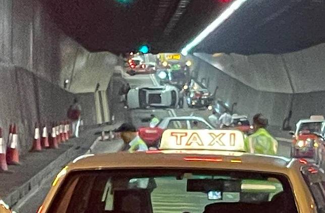 肇事私家車事後橫亙在路中。(香港突發事故報料區@fb圖)