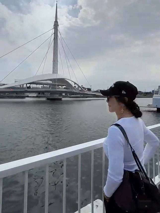 陳美鳳觀賞大港橋旋轉。翻攝陳美鳳臉書
