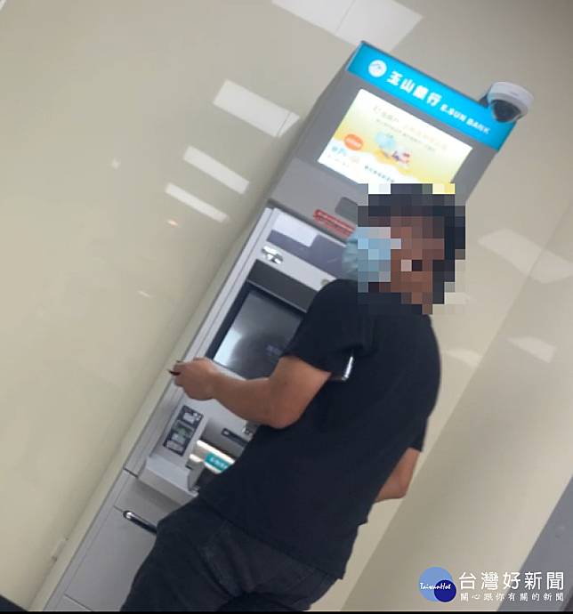 鄭姓男子於ATM前提款多次且四處張望，警方一度懷疑他是詐騙車手。