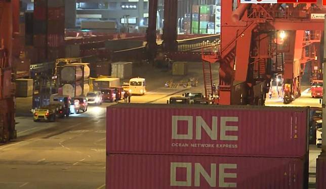 葵涌1號貨櫃碼頭男子遭撞斃，六旬貨櫃車司機涉危駕被捕。(電視截圖)