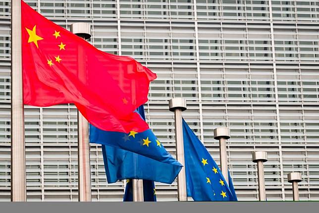 中資大舉入侵歐洲，歐盟不得不嚴陣以待。圖為中國國旗飄揚在歐盟旗幟旁。(彭博)