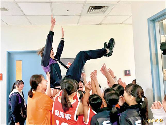 永平高中重返8強，球員賽後拋起教練陳佩欣慶祝。(記者林岳甫攝)