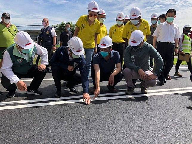 高雄市茄萣區正順北路通車多年未翻修，每逢豪大雨 易現坑洞，高市府近日進行改善工程，市長陳其邁 （前左2）等人12日上午前往現場視察。 （高雄市工務局養工處提供） 中央社記者蔡孟妤傳真 111年6月12日  
