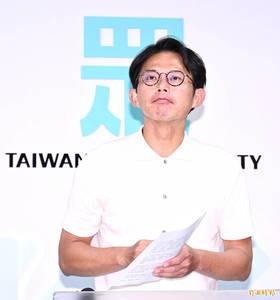 針對公投結果及總統談話，民眾黨主席黃國昌舉行記者會回應。(記者方賓照攝)