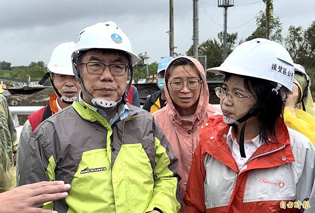 台南市長黃偉哲(左)聽到後壁區長陳玉惠(右)述說，竹新里活動中心收容的里民要求送1200個便當，動怒要求公所強制撤離安置的里民。(記者楊金城攝)