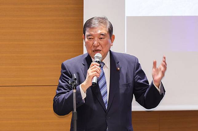 石破茂政府宣布為因應美國關稅帶來的衝擊，將針對每戶提供3000日圓的電費、瓦斯費支援。（翻攝自X@kantei）