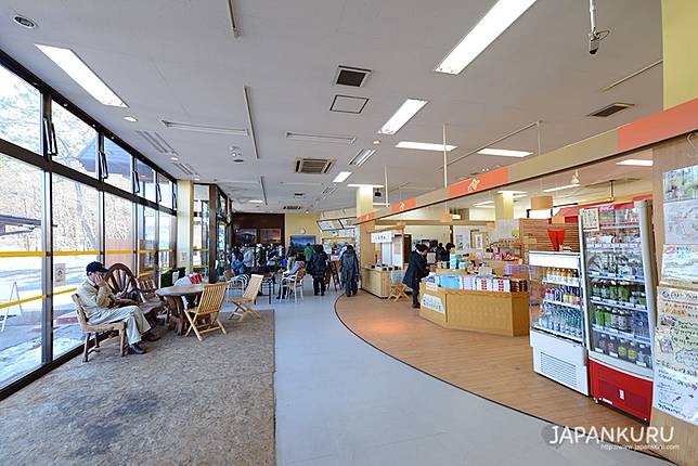 
<p>終於抵達「KABA BUS 河馬巴士」搭車處啦～在搭車前可以逛逛整個車站唷！</p><p>
</p><p>
<b>KABA BUS 河馬巴士</b></p><p>
山中湖搭車處：山梨県南都留郡山中湖村平野506-296</p><p>
費用：</p><p>
大人2,300日圓（夏季期間2,500日圓）／兒童1,150日圓（夏季期間1,250日圓）／嬰兒400（夏季期間400日圓）</p><p>
<a href=