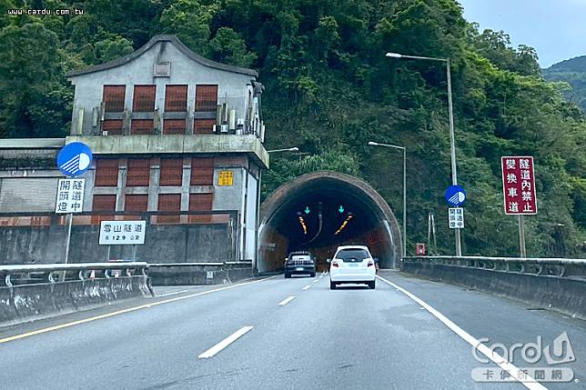 雪山隧道去年北上烏龜車共22萬輛次，若時速低於70公里開罰(圖/卡優新聞網)