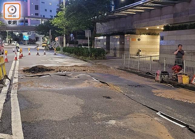 灣仔港灣道爆水管一度封路維修。(余宏基攝)