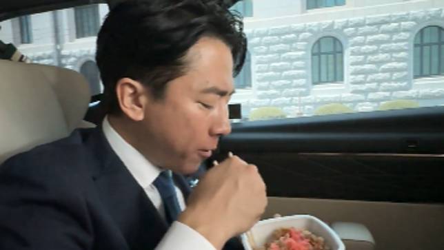 2025年6月18日，日本農相小泉進次郎發布一段吃牛丼的影片。翻攝小泉進次郎X帳號