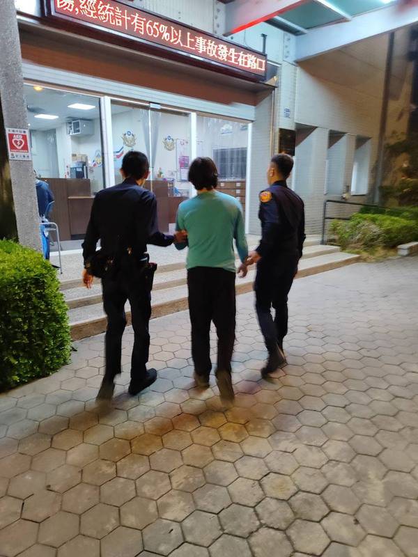 黃姓男子（中）日前戴假髮及假生殖器，在台中市大里區路旁走動，警方獲報後循線將他查緝到案，全案警詢後依公然猥褻罪嫌送辦。（翻攝照片）中央社記者蘇木春傳真 114年3月25日