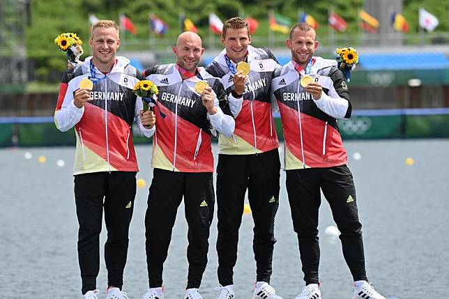 Gold medalists of Germany pose during the awarding ceremony after the men's kayak four 500m final of canoe sprint at the Tokyo 2020 Olympic Games in Tokyo, Japan, Aug. 7, 2021. (Xinhua/Zhang Xiaoyu)