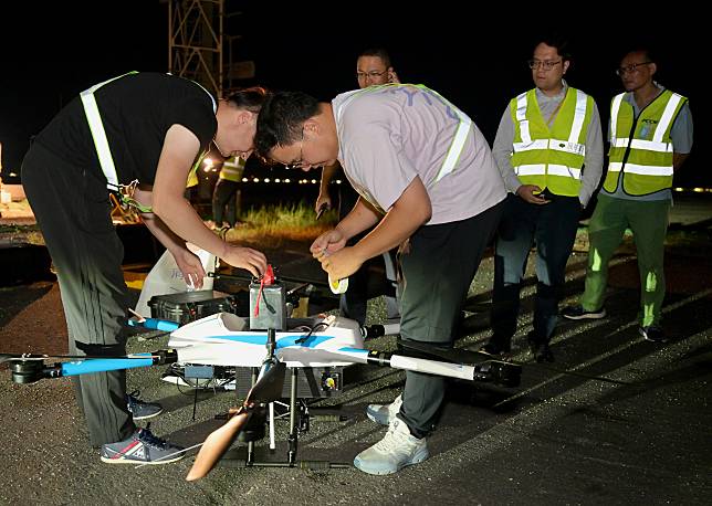 民航處在香港國際機場利用小型無人機進行飛行校驗測試。(政府新聞處)