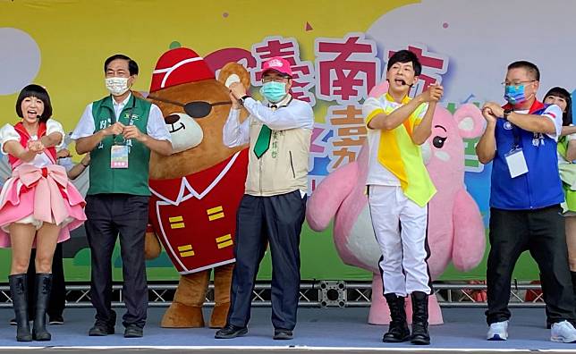 市長黃偉哲（圖中）與YOYO家族明星一同表演開場組曲。（記者翁聖權攝）