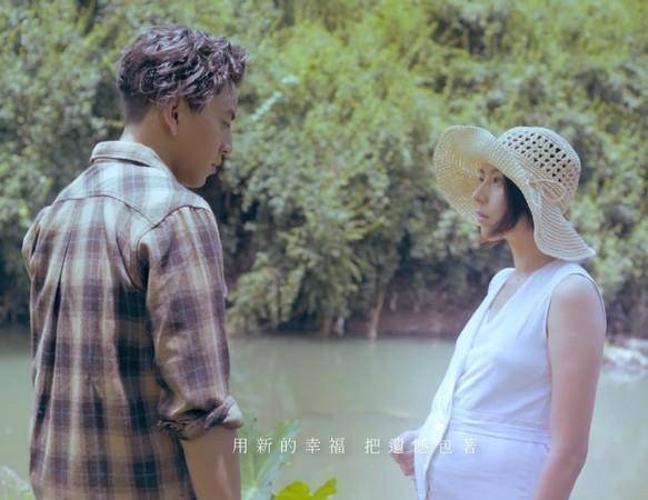 林立書的演員女友林辰唏（右），2016年曾挺著孕肚與王大陸共同拍五月天的MV。（翻攝自Youtube）