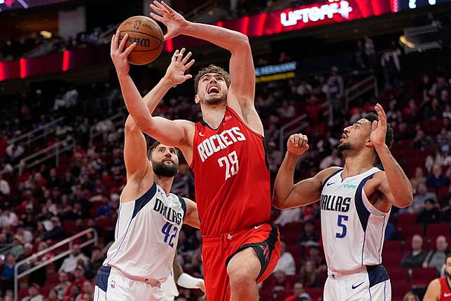 Alperen Şengün（中）在Maxi Kleber（左）、Quentin Grimes（右）夾擊下強行上籃。（達志影像）