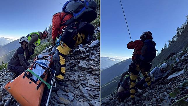 南湖大山山難釀成1死，黑鷹直升機7日與宜蘭縣消防局人員吊掛遺體下山。讀者提供