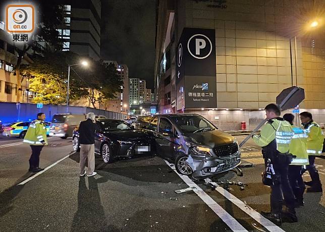 涉事私家車及客貨車。(沈厚錚攝)