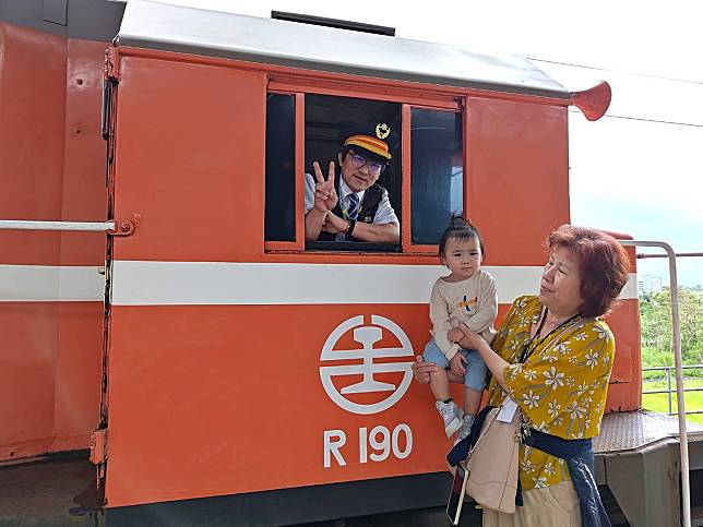 總統花車是於1967年由台北機廠改造出廠，台鐵公司特別加碼推出11月3日總統花車專屬企劃，邀請與總統花車同年出生的國人免費搭乘花車。圖：台鐵提供