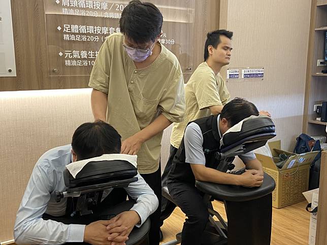 勞工局鼓勵民眾有按摩需求時，選擇視障按摩師按摩，讓他們能大展專業身手。（勞工局提供）