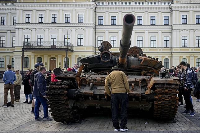 烏克蘭公開展示俄軍戰車殘骸，破除俄軍勝利宣傳。（達志影像／美聯社資料照片）