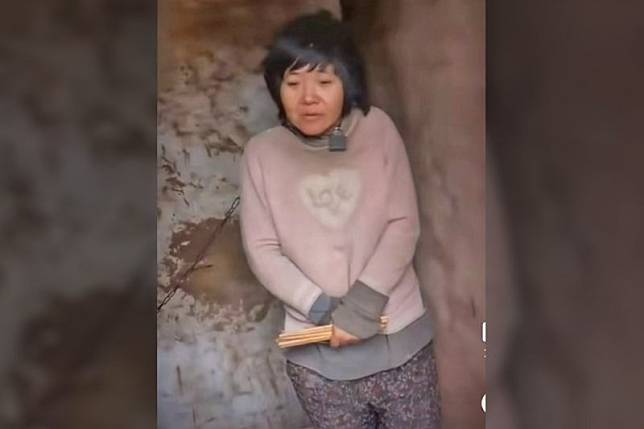 中國江蘇徐州1名生下8名子女的女子，被關在破屋並拴上鐵鍊的影片，在網路社群中引發大量關注，驚動中國官方。拐賣婦女