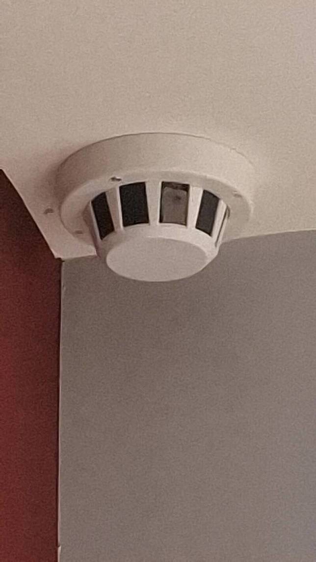 輔大校園內偽裝成煙霧偵測器的監視器為校安裝設，並且對著女廁，且女廁內未發現針孔攝影機。(摘自Thread)