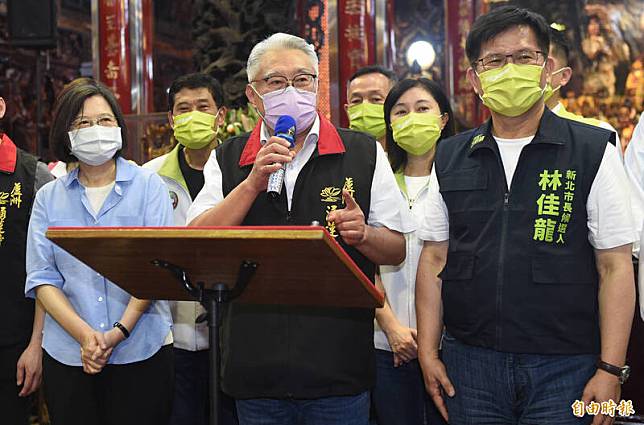 總統蔡英文昨晚間前往蘆洲湧蓮寺參拜，為民進黨新北市長參選人林佳龍輔選，湧蓮寺主委陳宏昌(中)在致詞時表示，2個月前已答應新北市長侯友宜擔任蘆洲區競選主委，並為此向林佳龍致歉。(資料照)