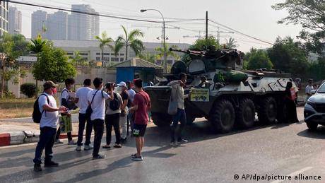 仰光街頭出現軍車