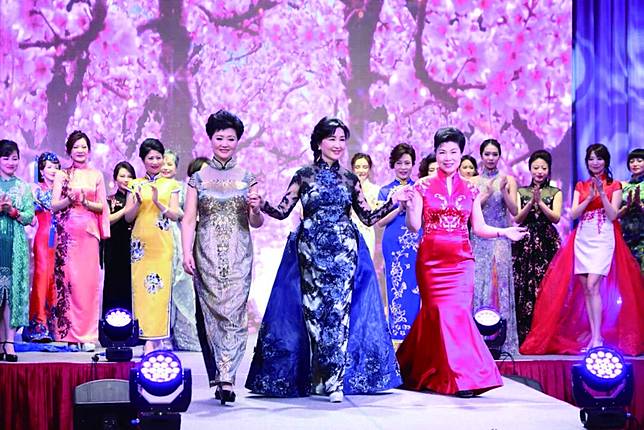 2018 年4 月成立大會 右：上海旗藝會會長劉佩珠 左：安徽旗袍協會會長陳冬梅。
