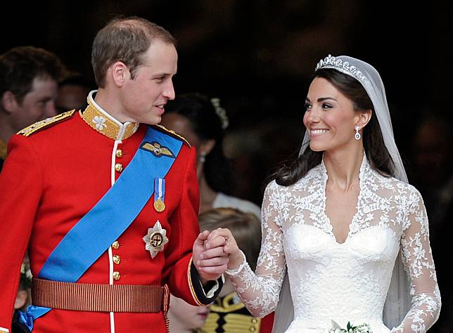 英國威廉王子（左）與凱特王妃（右）2011年結婚。圖片來源 LINE TODAY：AP / 達志影像  
