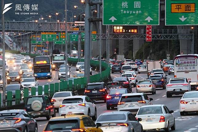 每到過年國道就會湧現返鄉車潮，高公局整理國道易塞時段，讓用路人避開尖峰時刻。（資料照，顏麟宇攝）