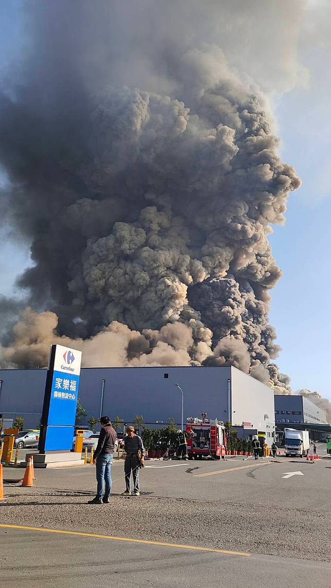 家樂福楊梅物流中心今(14)日上午發生大火，濃煙直竄天際。   圖：翻攝自記者爆料網 