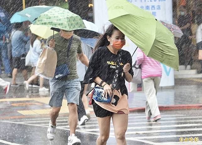 圓規颱風來勢洶洶，11日北部及東部降雨明顯，雨勢將持續到週二，民眾外出應多加留意。(記者羅沛德攝)