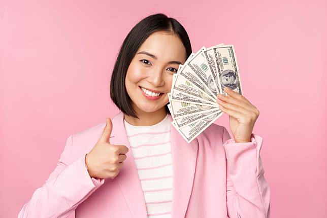 microcredit-investment-business-people-concept-young-asian-businesswoman-corporate-lady-showing-money-cash-dollars-thumbs-up-recommending-company-pink-background