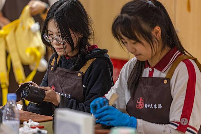 Students learn lacquer art at a vocational education center in Chengkou County, southwest China's Chongqing Municipality, May 9, 2024. (Xinhua/Huang Wei)