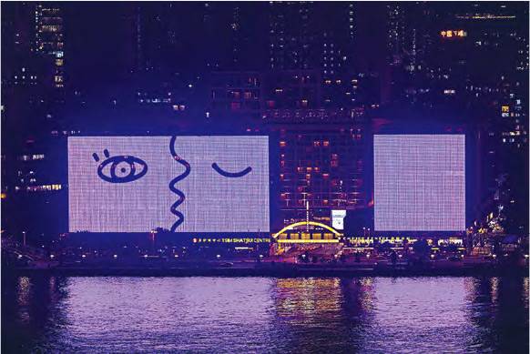 「Chromaflux 流動光影」展覽中包括本地塗鴉藝術家Lousy的作品，以其標誌Kissface、單眼人圖案，傳達愛與和平的信息。（機構提供）