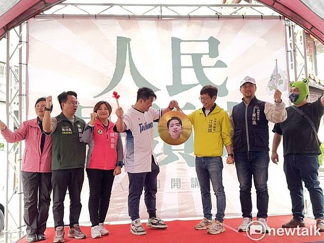 前立委陳柏惟遭「刪Q」，他今天參加敲羅行動，時說，「我一個海線的立委，結果羅廷瑋跑來罷免我？關他什麼事？」 圖：唐復年/攝