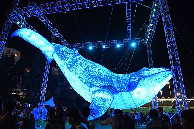 主燈「鯨動海灣」高達15公尺，吊在空中栩栩如生，令人驚艷。   圖：澎湖縣政府／提供
