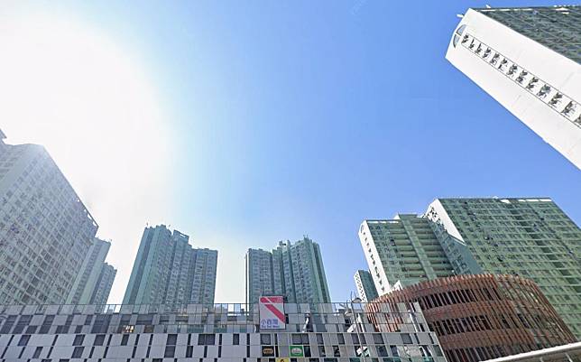 小西灣邨中年漢暈倒住所大廈外，送院後證實不治。(Google Map)