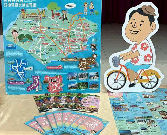 安南區公所推出「安南就醬玩旅遊地圖」，行銷在地觀光。（記者陳治交攝）