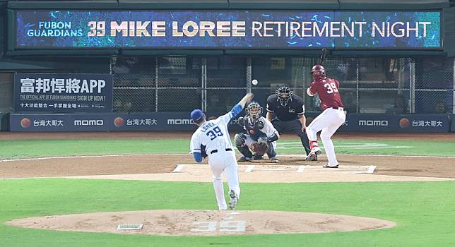 中職富邦悍將隊洋投羅力5日在新莊棒球場先發迎戰樂天桃猿隊，這也是他的引退賽，球團在本壘後方LED看板打上Mike Loree Retirement night字樣。（中央社）