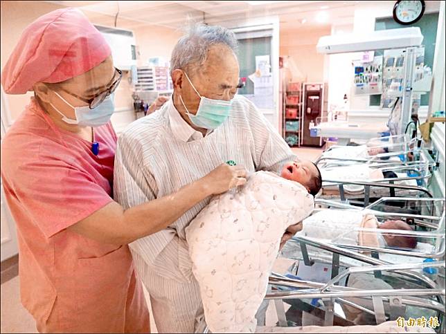 醫院李茂盛指出，人工生殖寶寶新生兒數量創新高。(記者蔡淑媛攝)