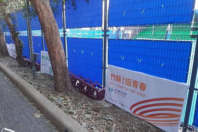 盧彥勳爆料全中運高中組網球比賽場地竟用椅子、廣告看板來擋球出界，實在離譜。（取自盧彥勳臉書）