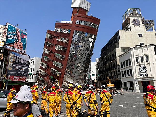 7.2強震造成花蓮天王星大樓嚴重傾斜。（圖：內政部提供）